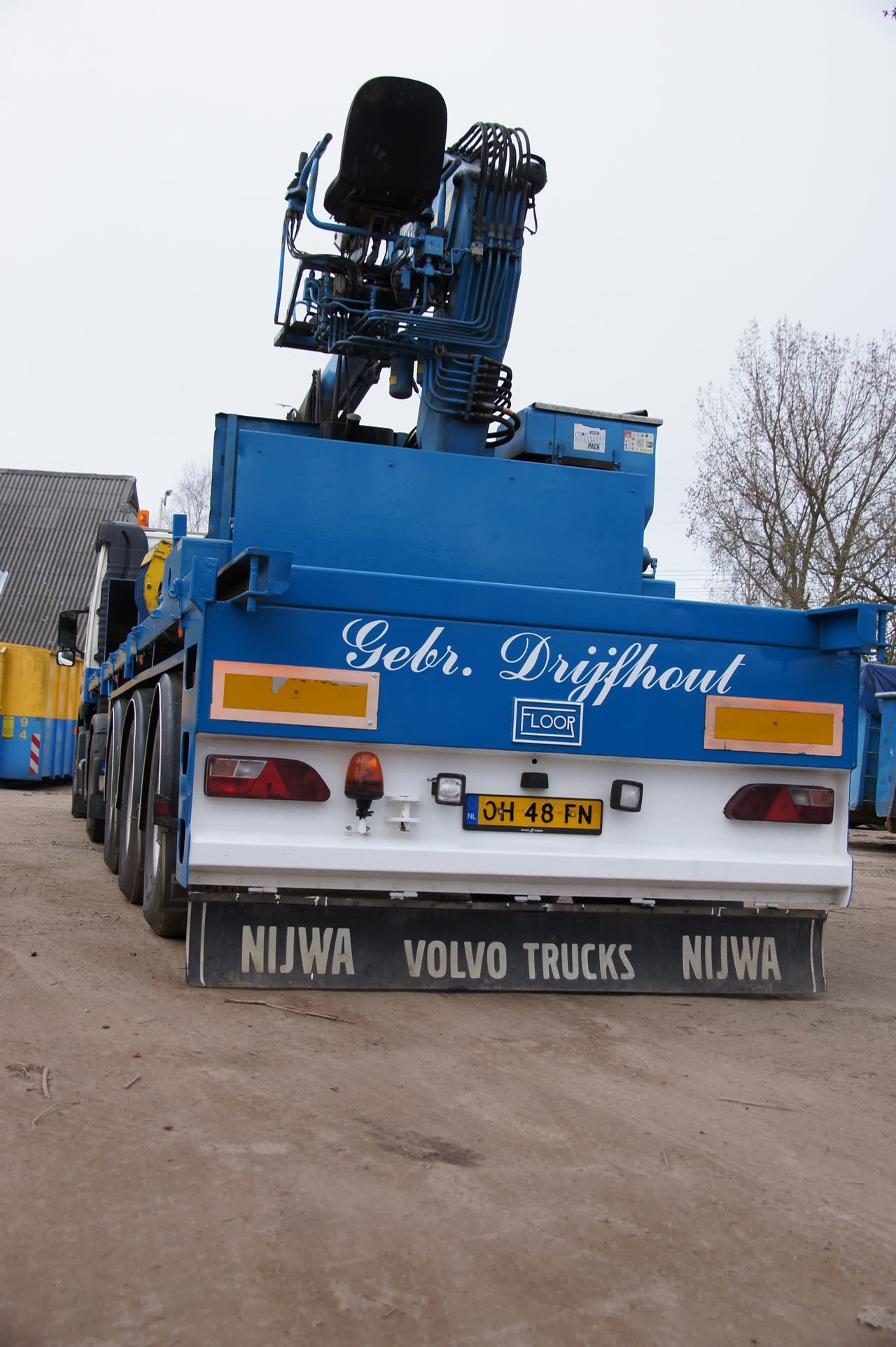 Vrachtwagen van Gebr. Drijfhout in actie